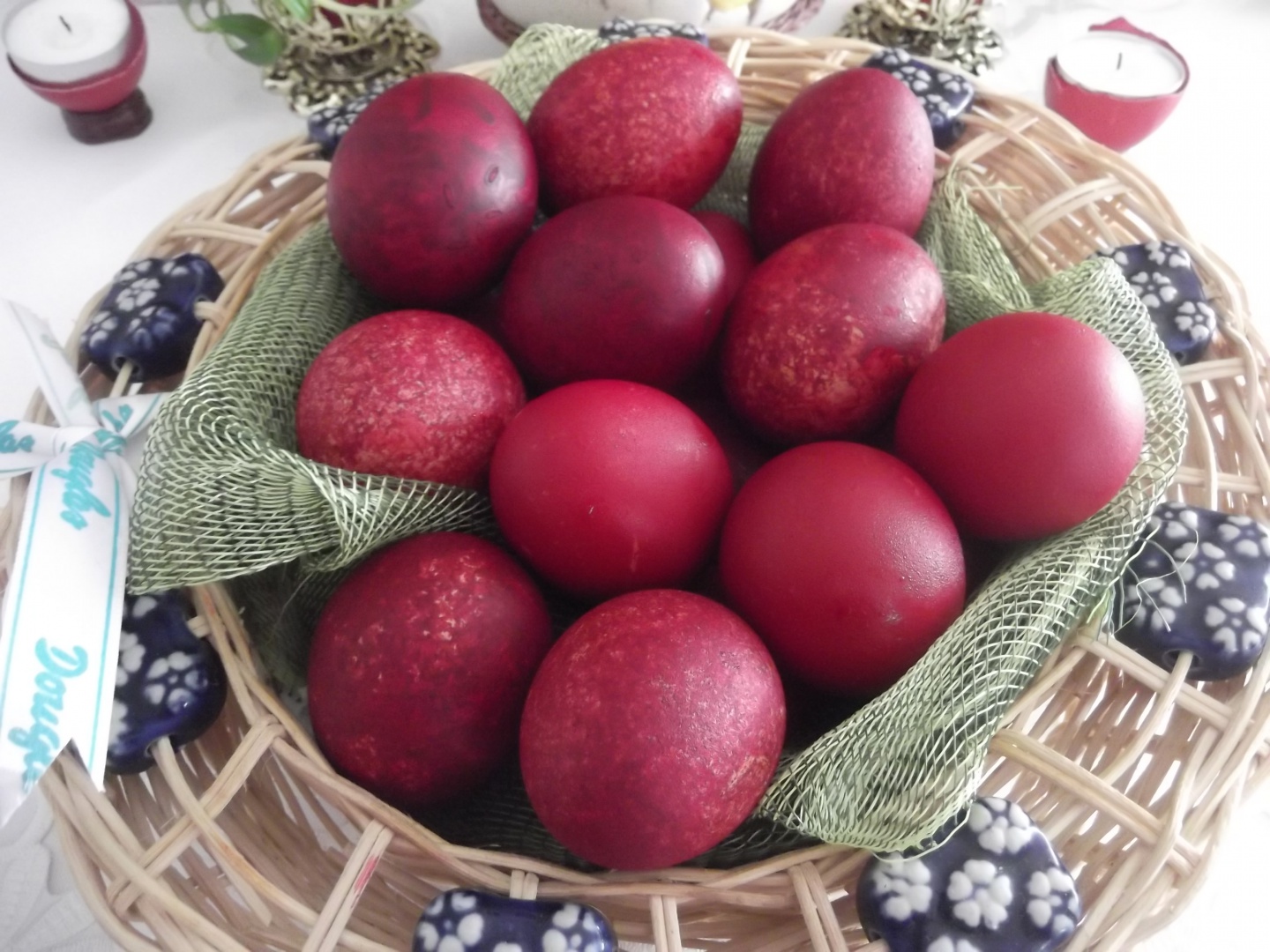 O alta modalitate inedita pentru a vopsi ouale de Paste...Doar cu colorant alimentar si orez.