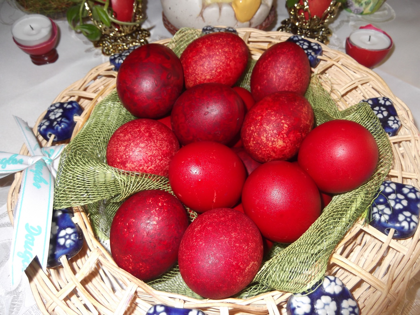 O alta modalitate inedita pentru a vopsi ouale de Paste...Doar cu colorant alimentar si orez.