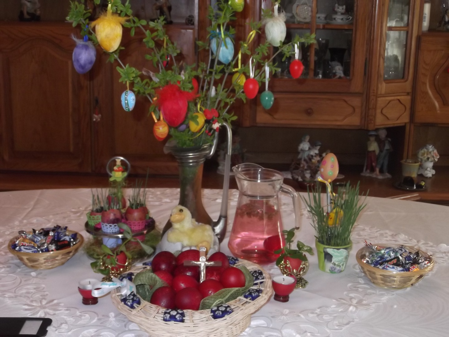 O alta modalitate inedita pentru a vopsi ouale de Paste...Doar cu colorant alimentar si orez.