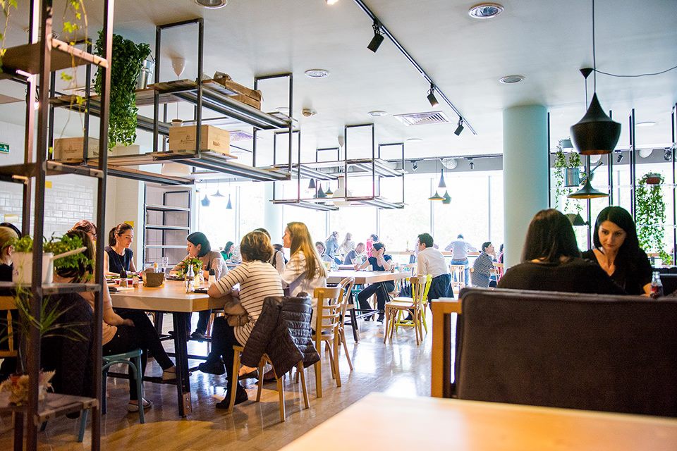 Stradale, restaurantul condus de Chef Foa, a atras peste 10.000 de clienți în prima lună și pregătește încă o premieră