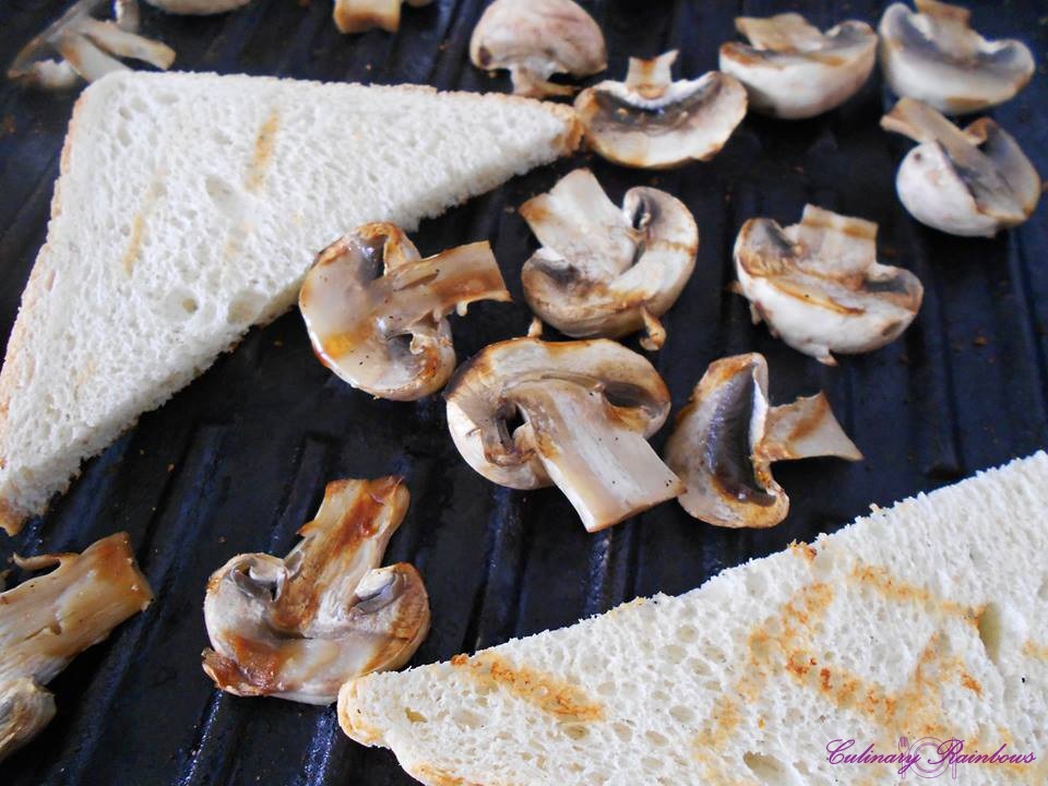 Toast cu ciuperci la grill si somon fume