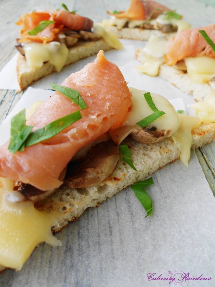 Toast cu ciuperci la grill si somon fume