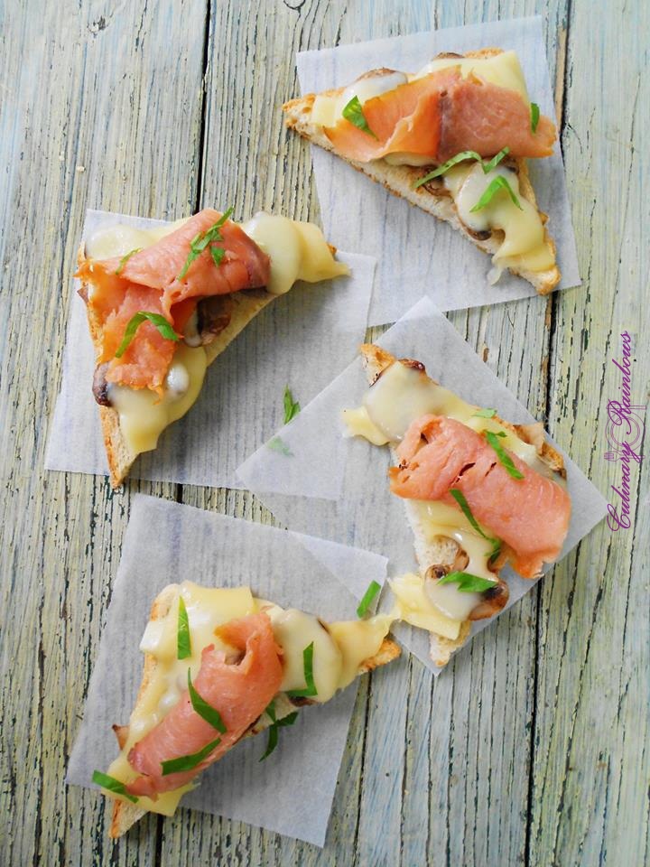 Toast cu ciuperci la grill si somon fume