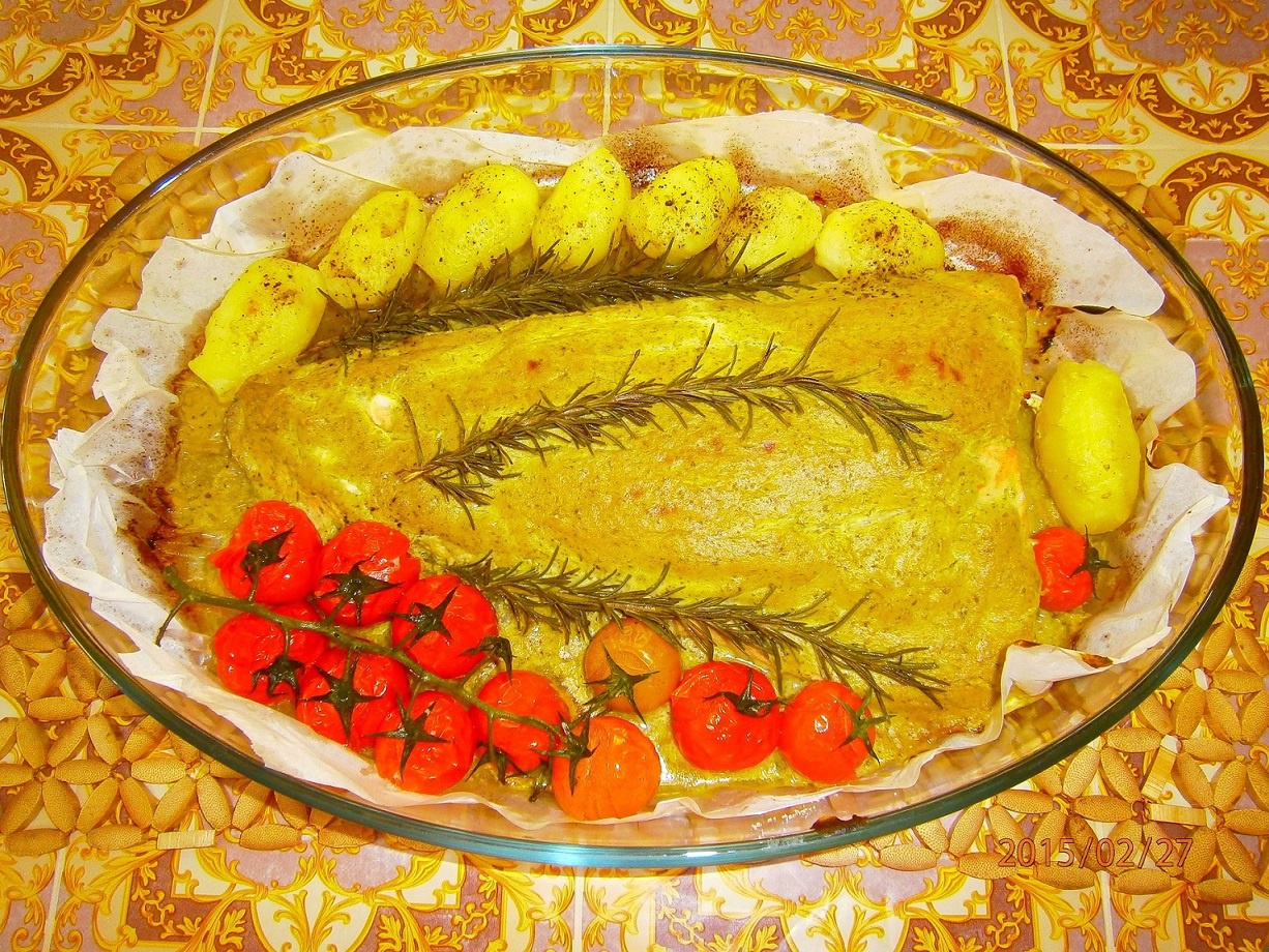 Somon la cuptor cu garnitura de sos de lamaie cu capere