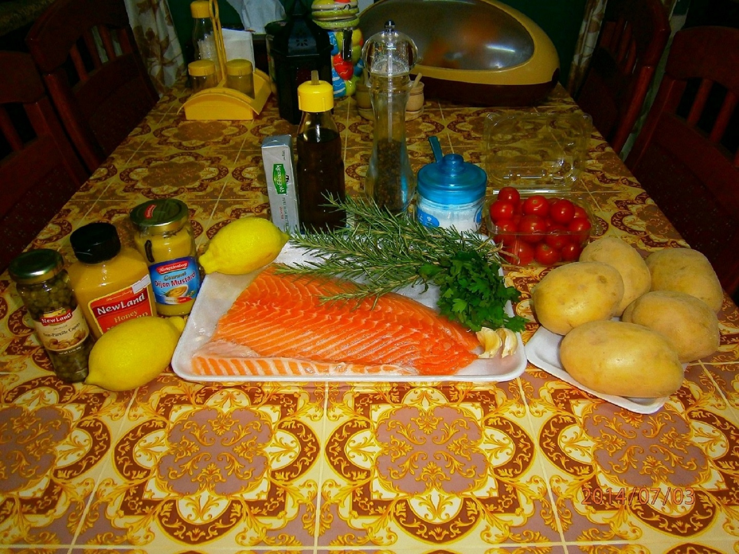 Somon la cuptor cu garnitura de sos de lamaie cu capere