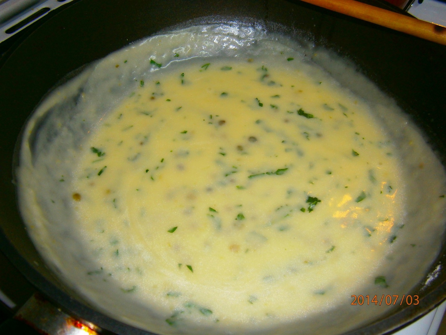 Somon la cuptor cu garnitura de sos de lamaie cu capere