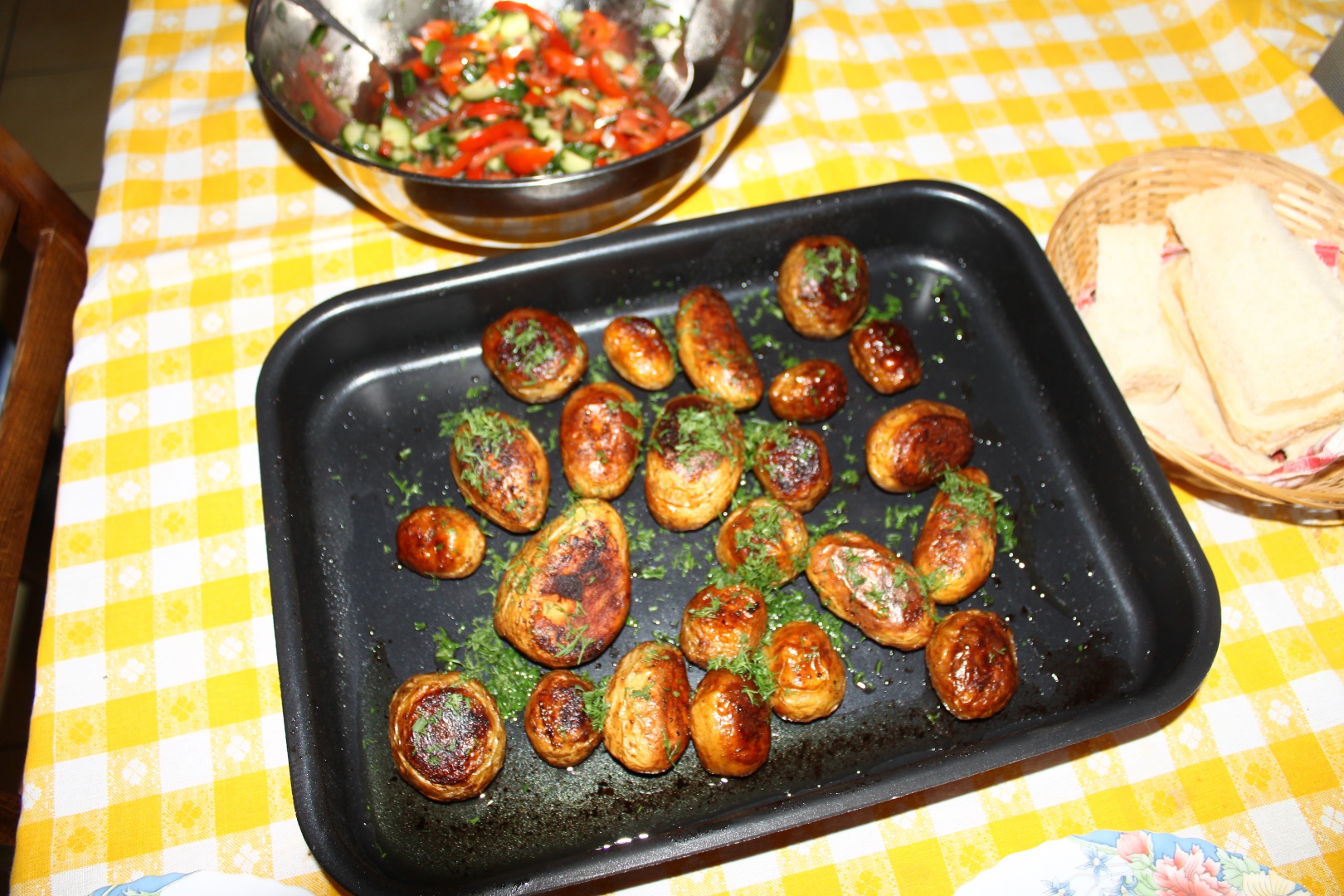 Cartofi noi cu marar