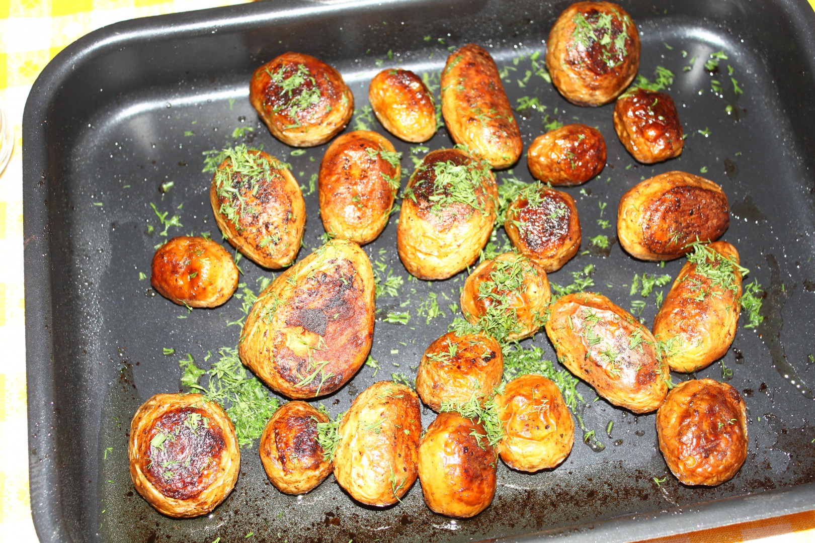 Cartofi noi cu marar