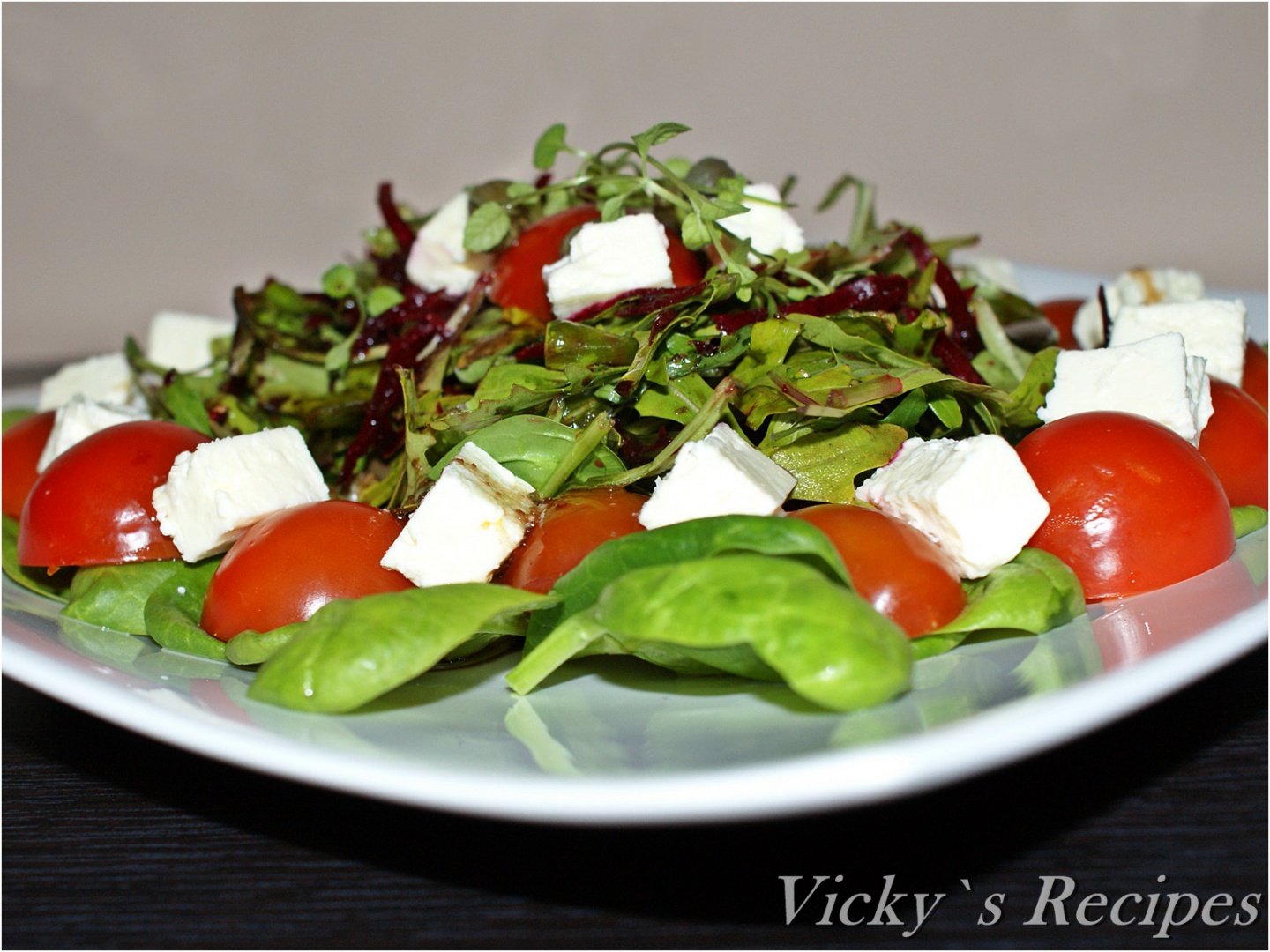 Salata de spanac, rucola, rosii cherry, sfecla si branza
