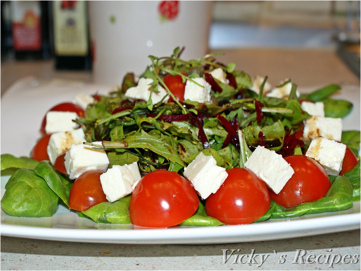 Salata de spanac, rucola, rosii cherry, sfecla si branza