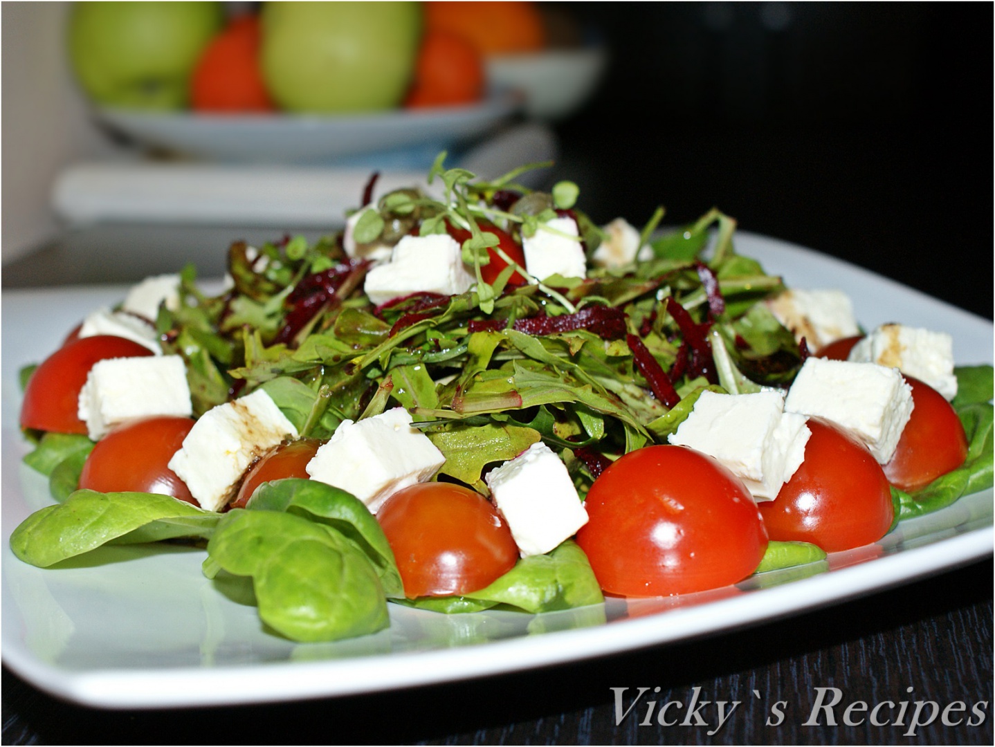 Salata de spanac, rucola, rosii cherry, sfecla si branza