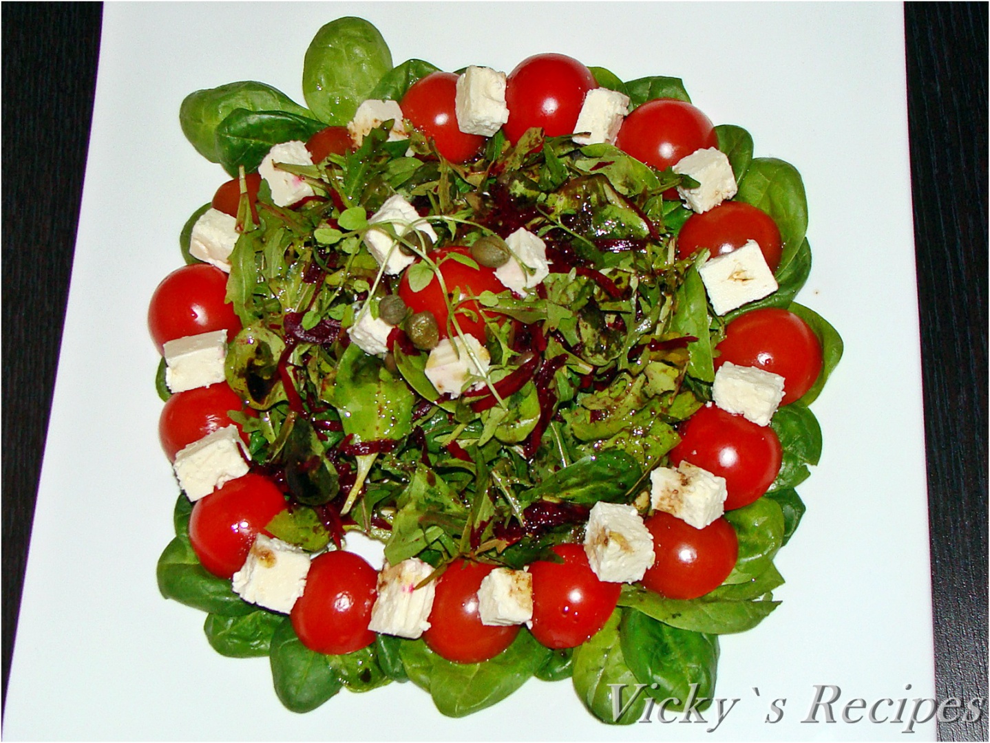 Salata de spanac, rucola, rosii cherry, sfecla si branza