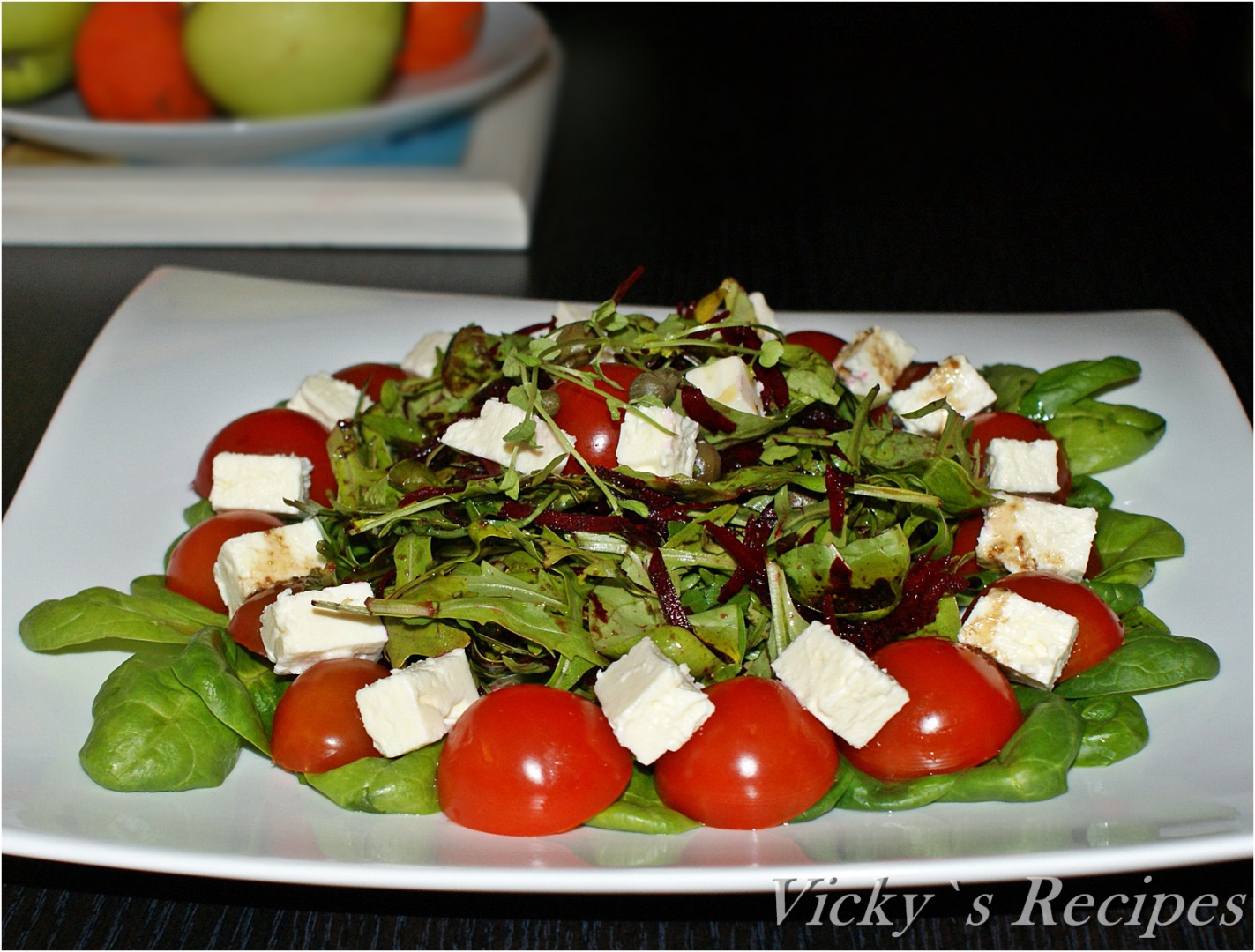 Salata de spanac, rucola, rosii cherry, sfecla si branza