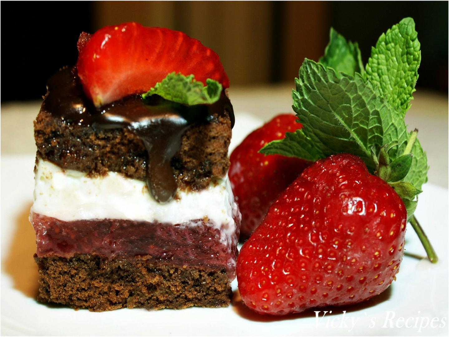 Prajitura cu ciocolata, capsuni si crema de smantana