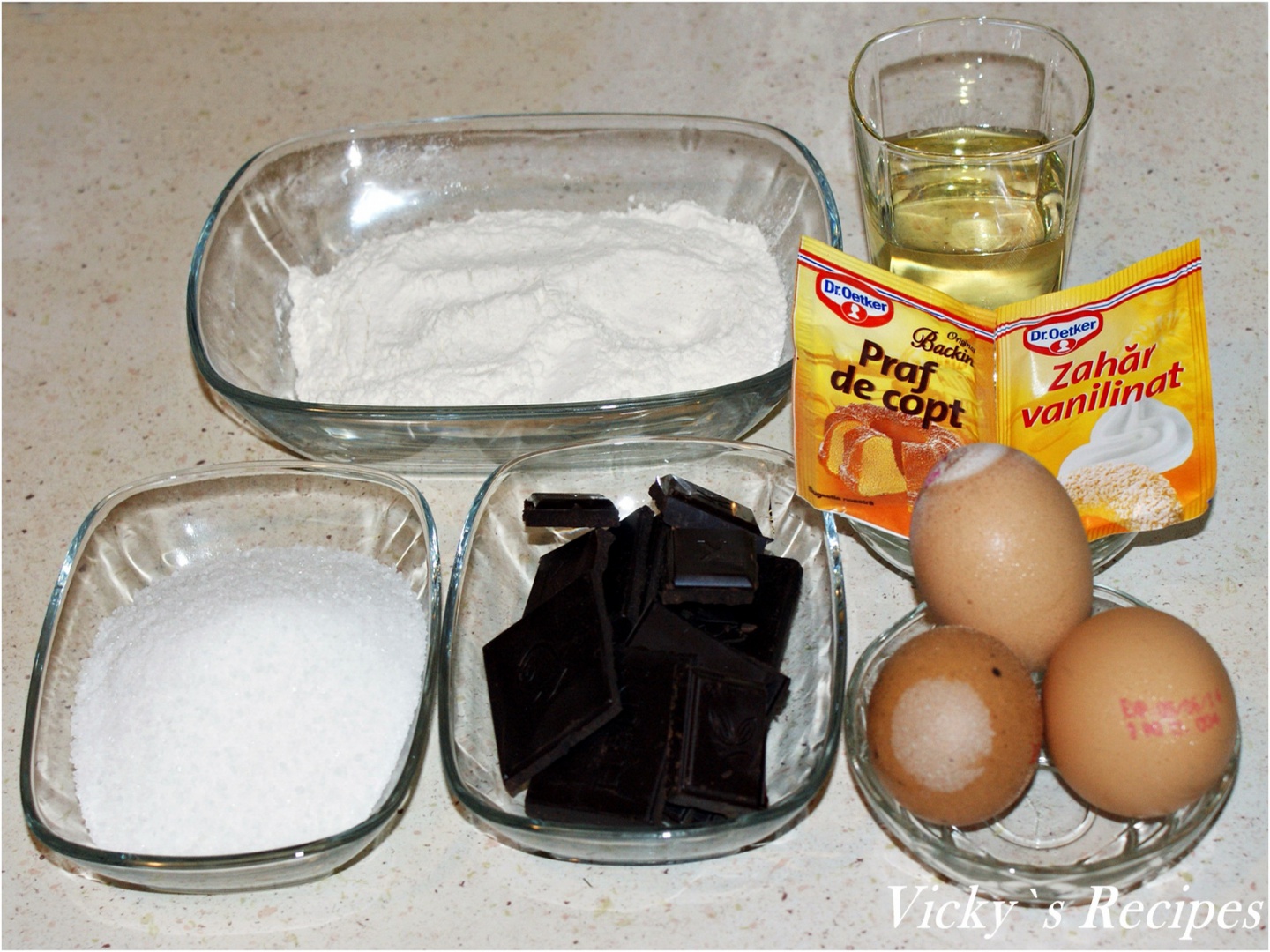 Prajitura cu ciocolata, capsuni si crema de smantana