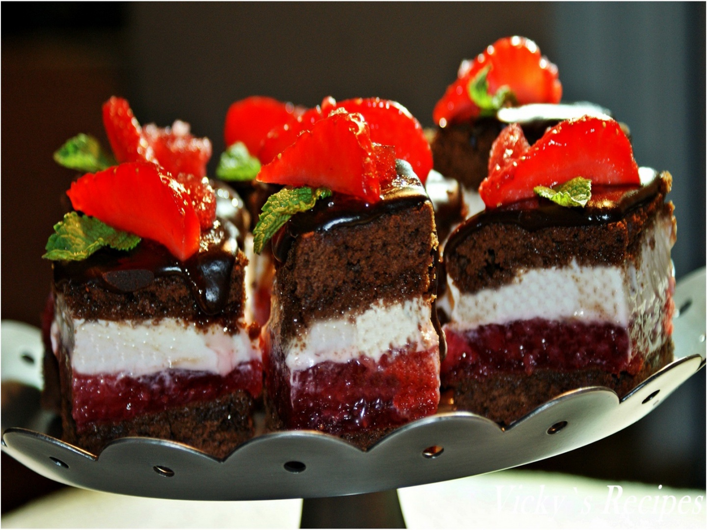 Prajitura cu ciocolata, capsuni si crema de smantana