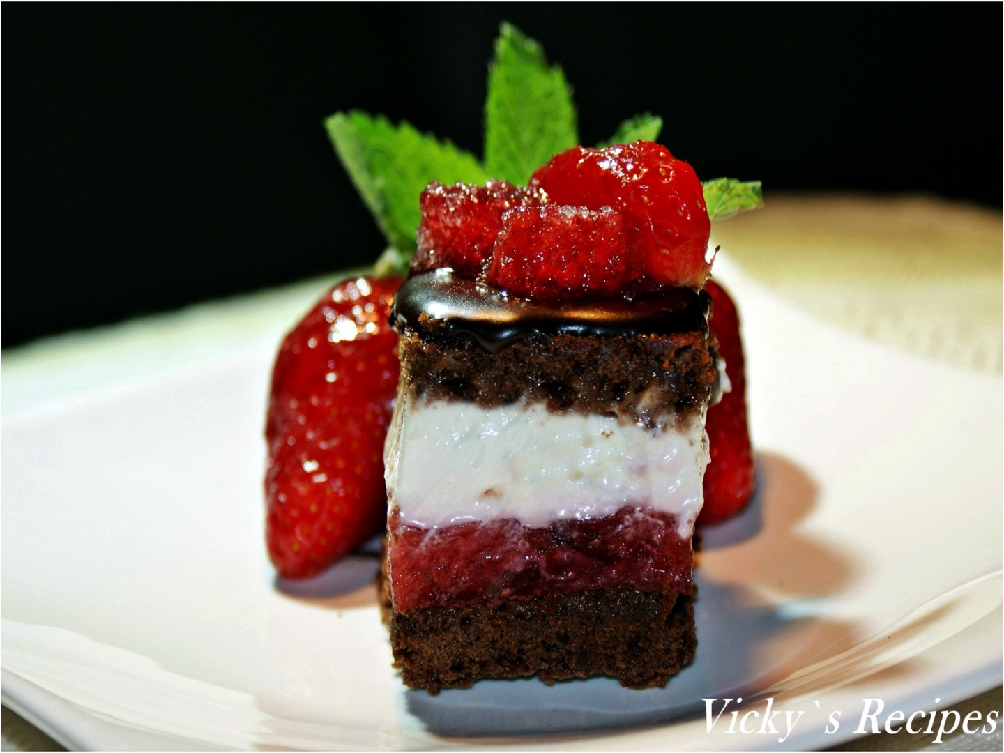 Prajitura cu ciocolata, capsuni si crema de smantana