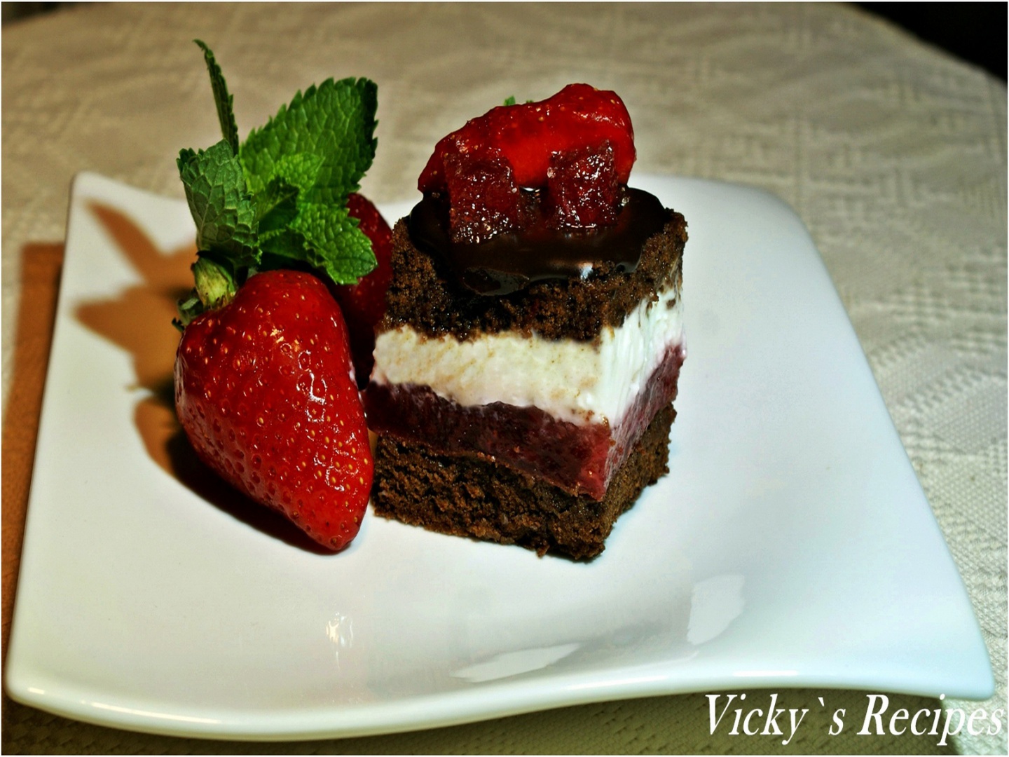 Prajitura cu ciocolata, capsuni si crema de smantana