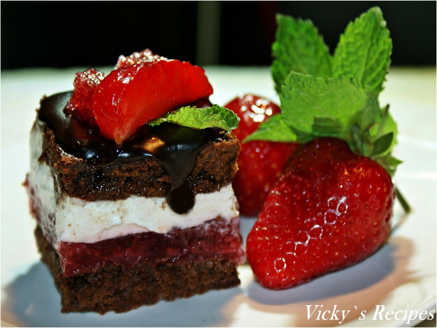 Prajitura cu ciocolata, capsuni si crema de smantana