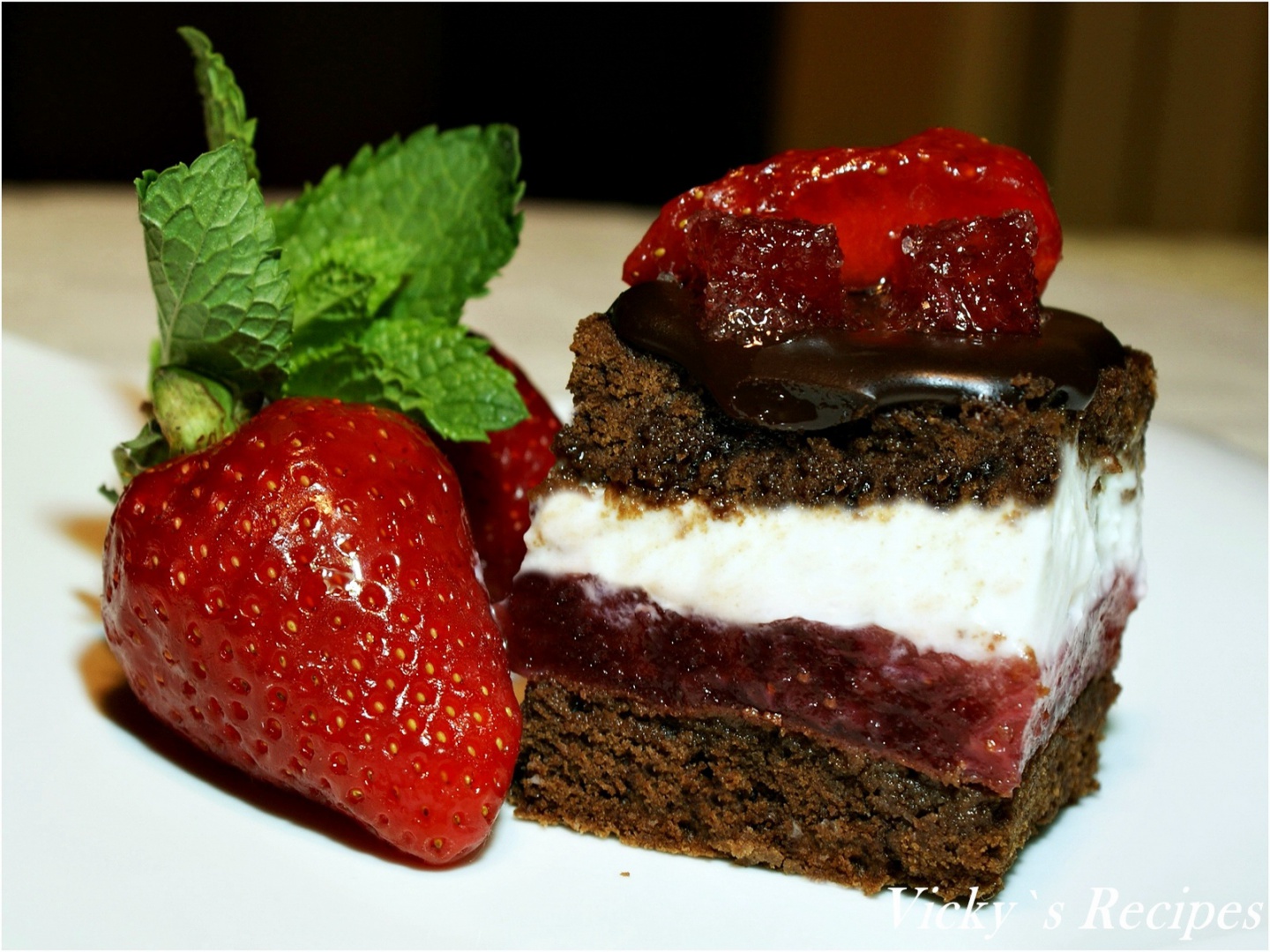 Prajitura cu ciocolata, capsuni si crema de smantana