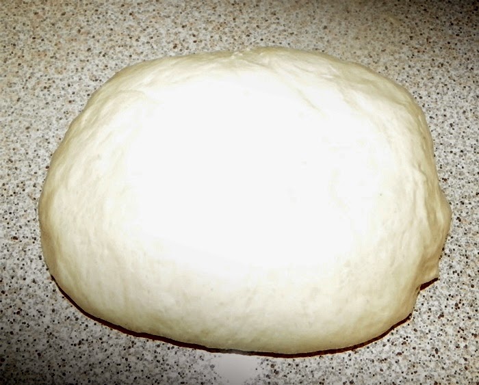 Cozonac cu nuca ,fulgi de migdale si halva