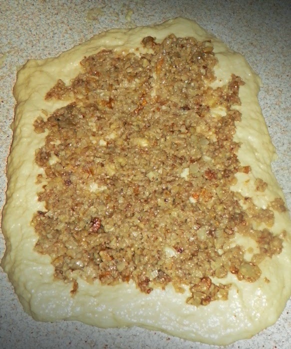 Cozonac cu nuca ,fulgi de migdale si halva