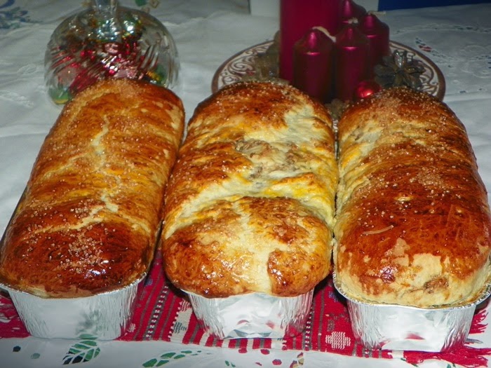 Cozonac cu nuca ,fulgi de migdale si halva