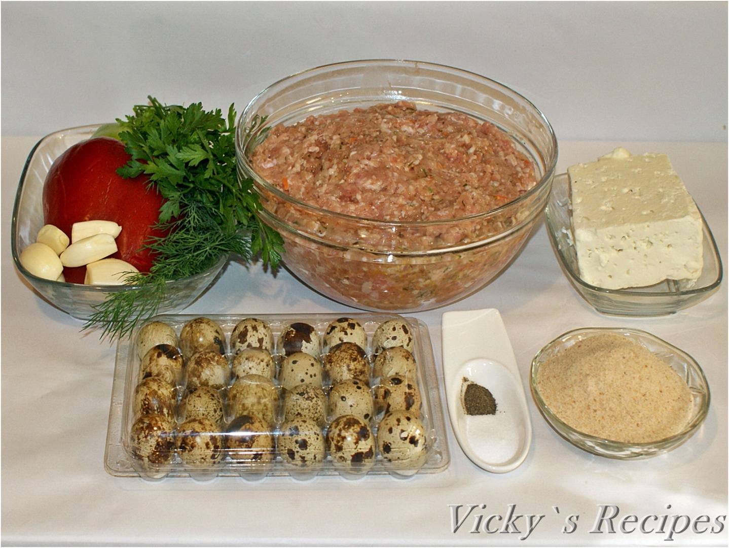 Ruladă din carne tocată de pasăre și ouă de prepeliță