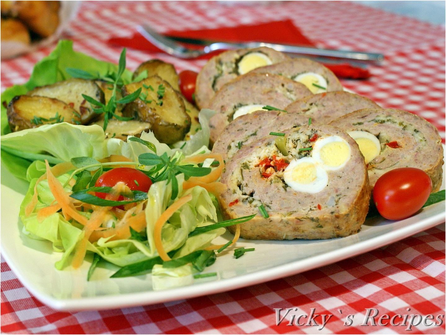 Ruladă din carne tocată de pasăre și ouă de prepeliță