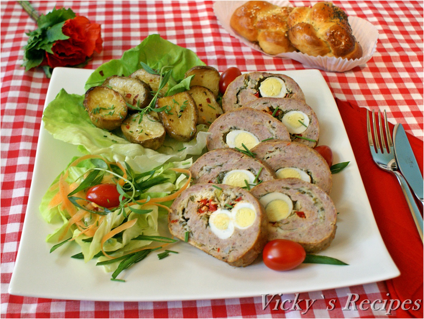 Ruladă din carne tocată de pasăre și ouă de prepeliță