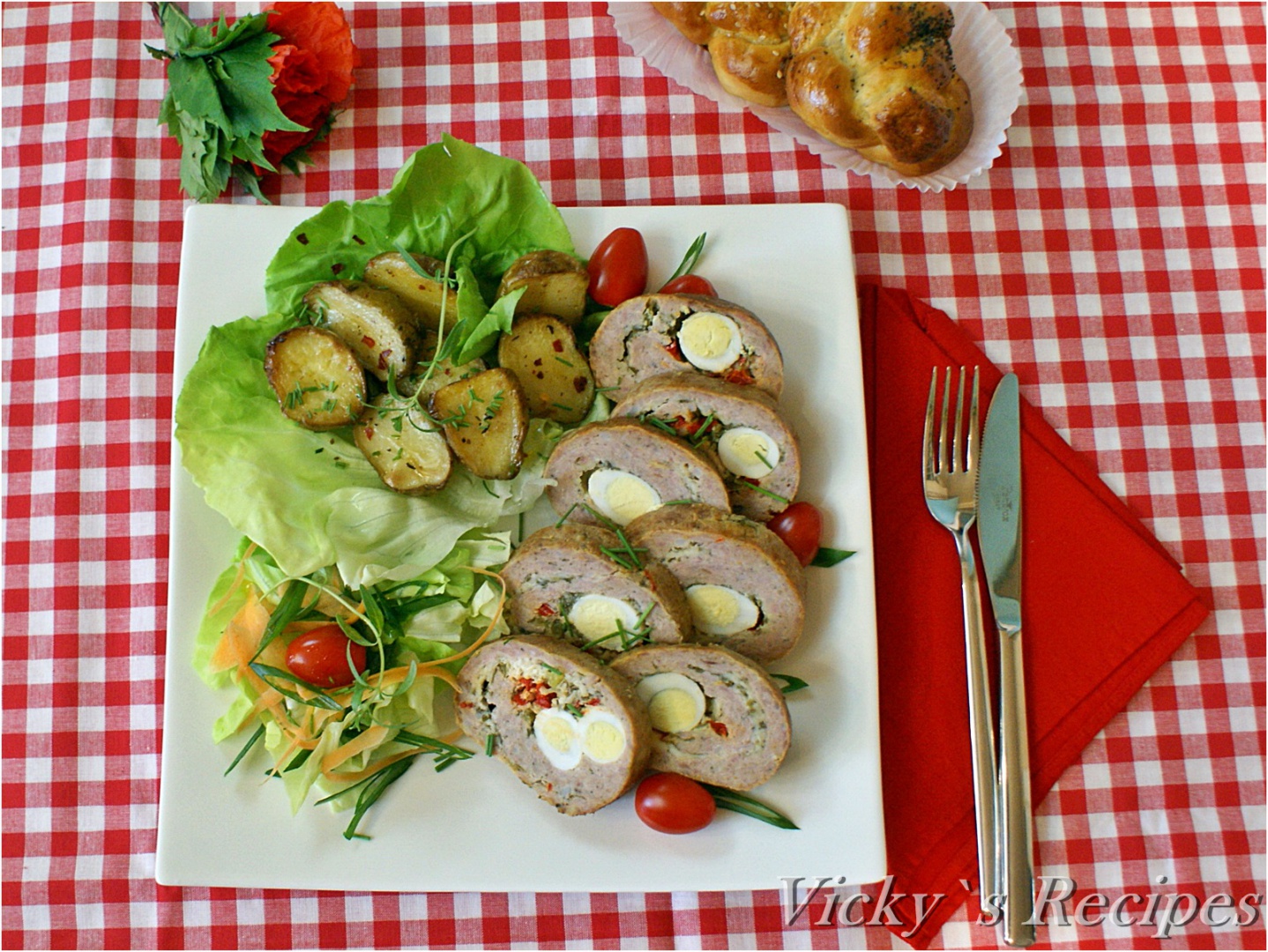 Ruladă din carne tocată de pasăre și ouă de prepeliță