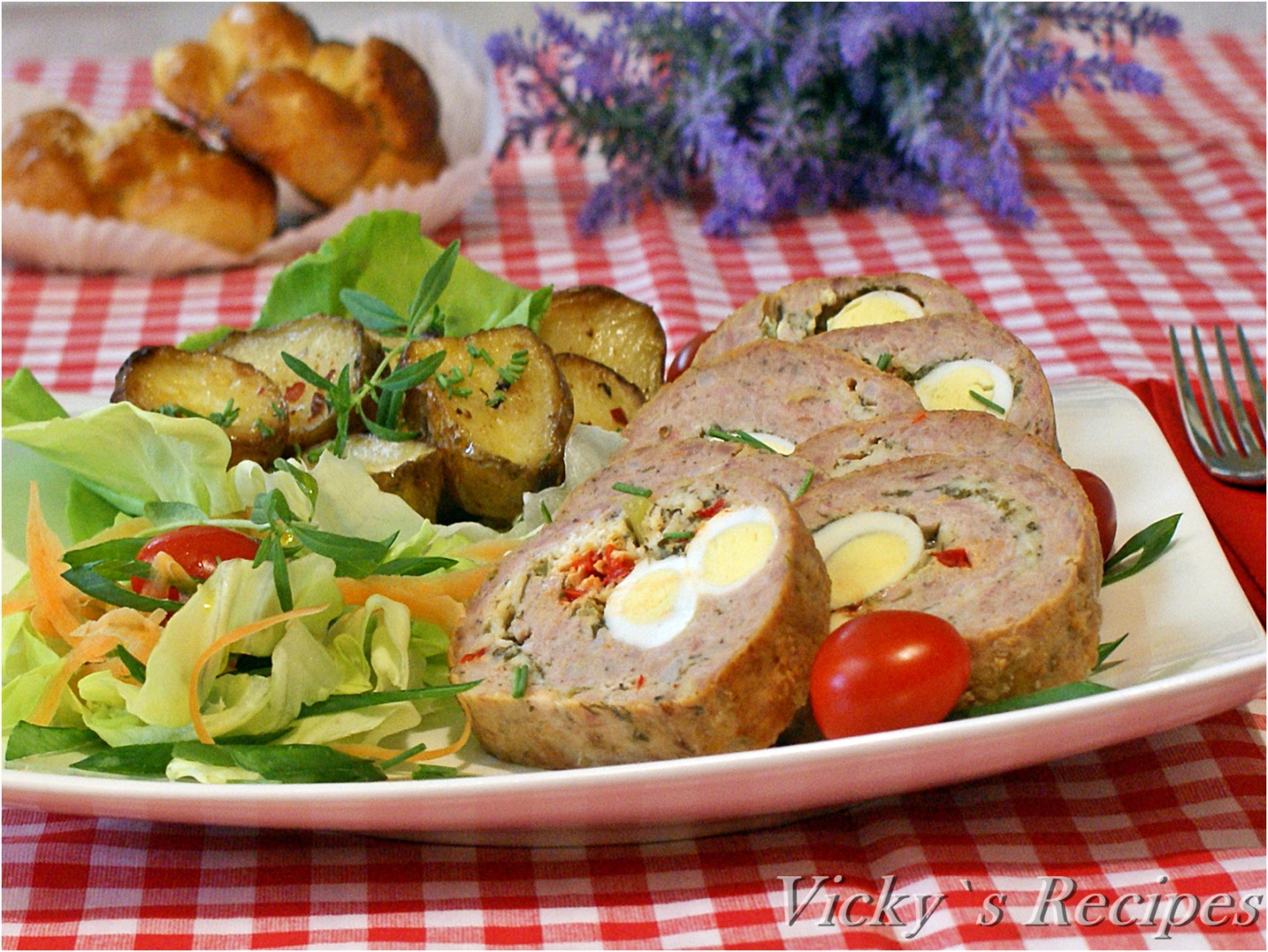 Ruladă din carne tocată de pasăre și ouă de prepeliță