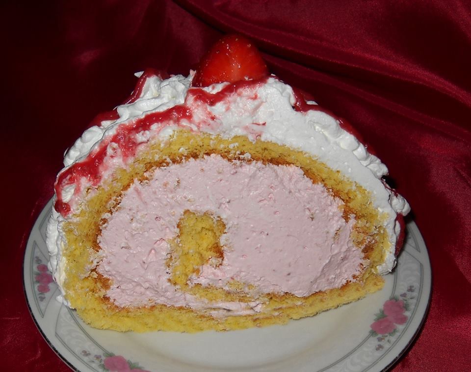 Rulada cu mousse de capsuni, reteta fara zahar