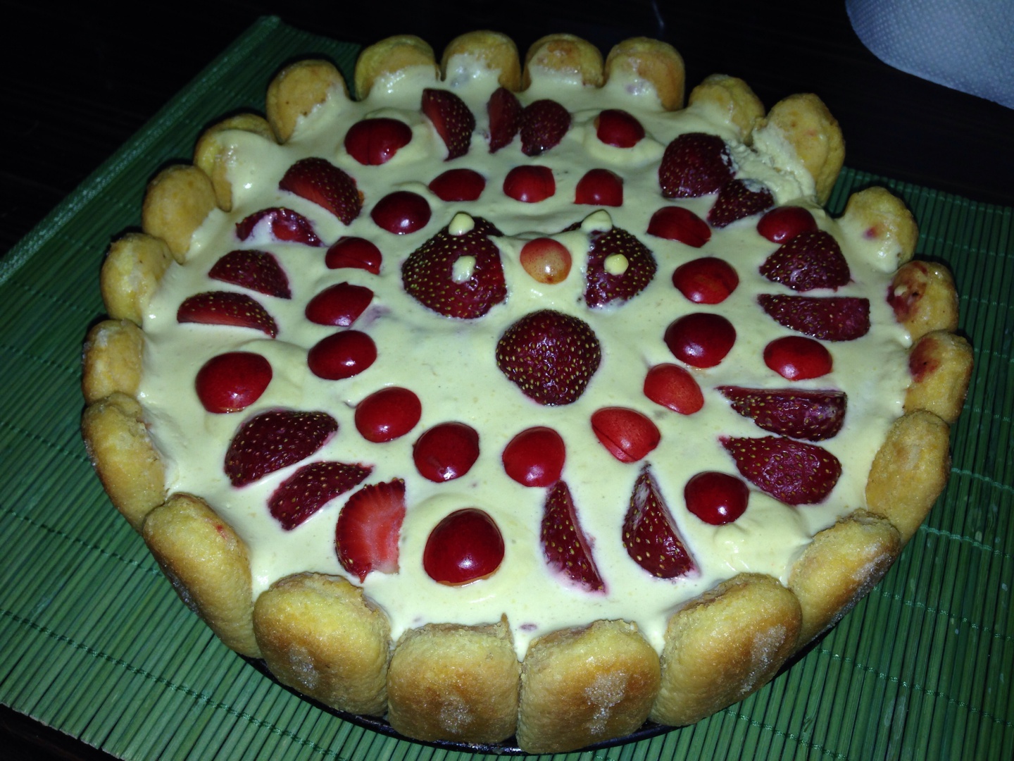 Tort estival cu capsuni si cirese