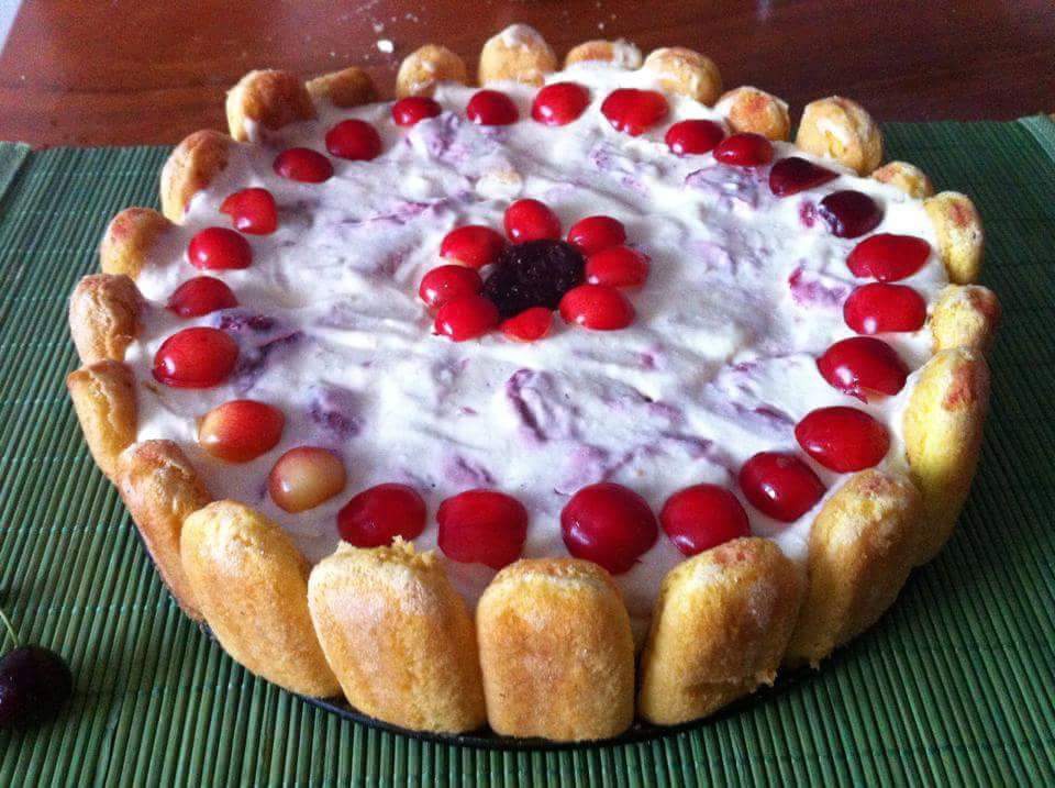 Tort estival cu capsuni si cirese