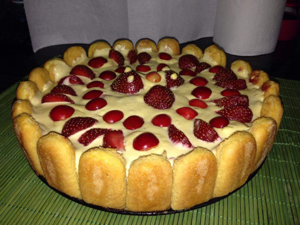 Tort estival cu capsuni si cirese