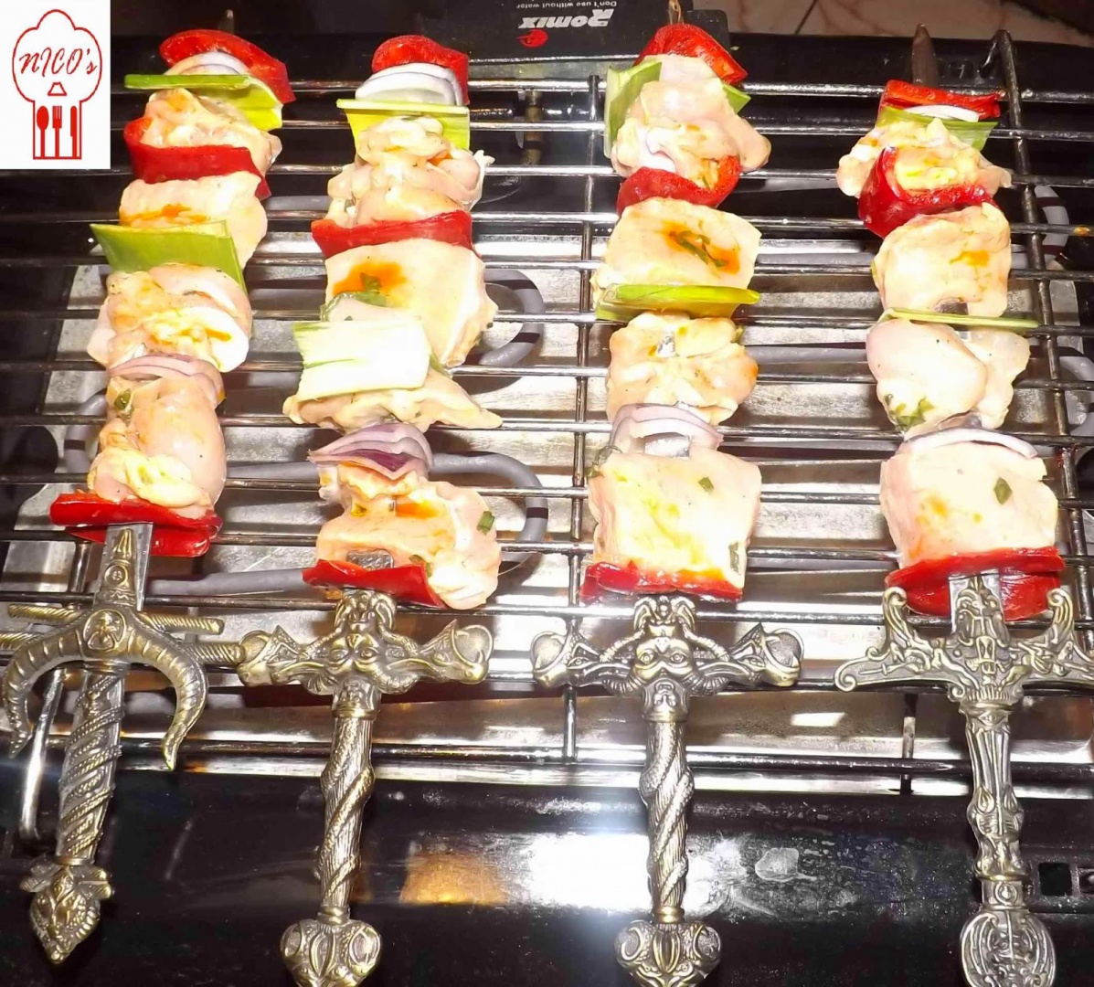 Frigarui de porc, piept de pui si legume