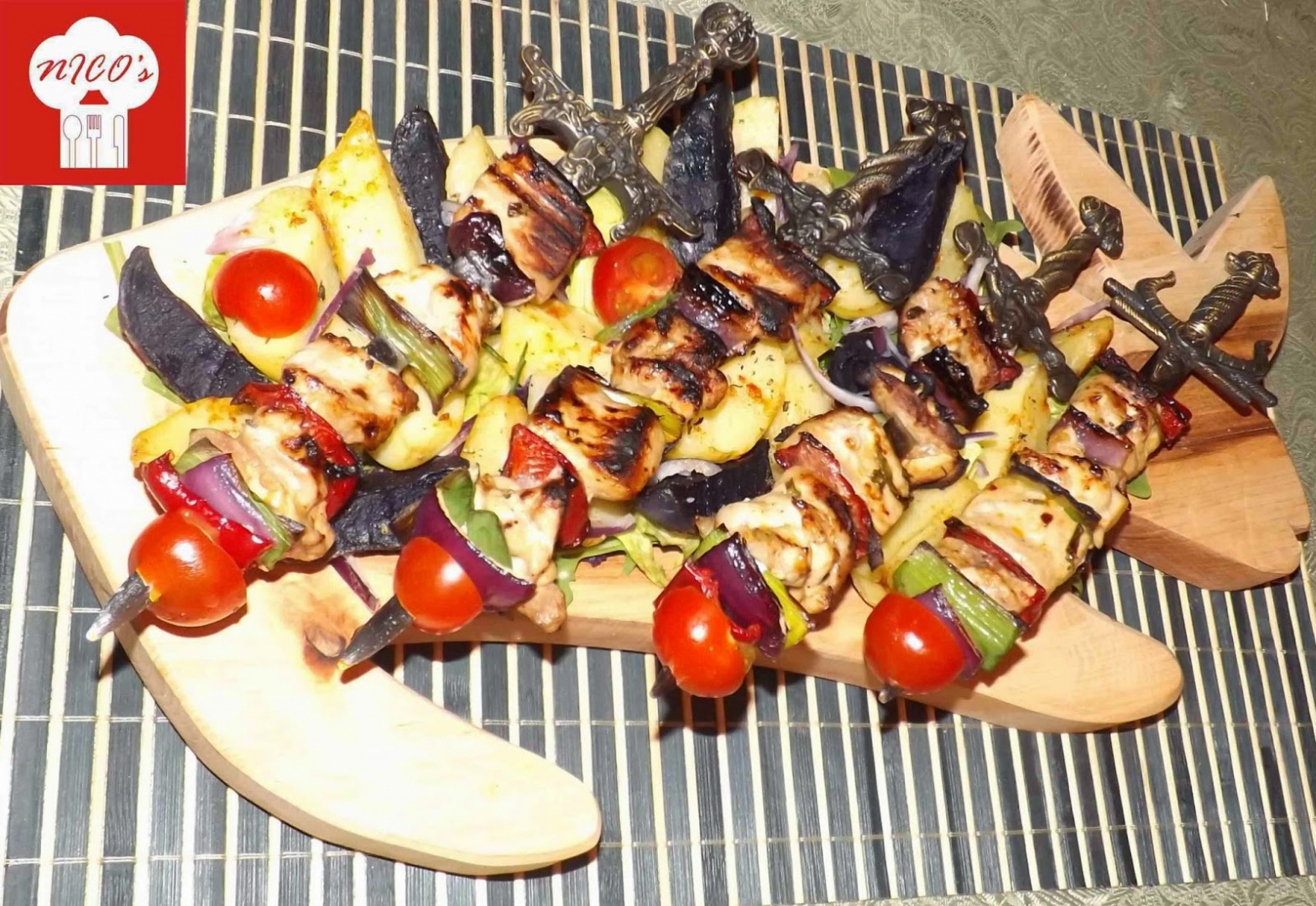 Frigarui de porc, piept de pui si legume