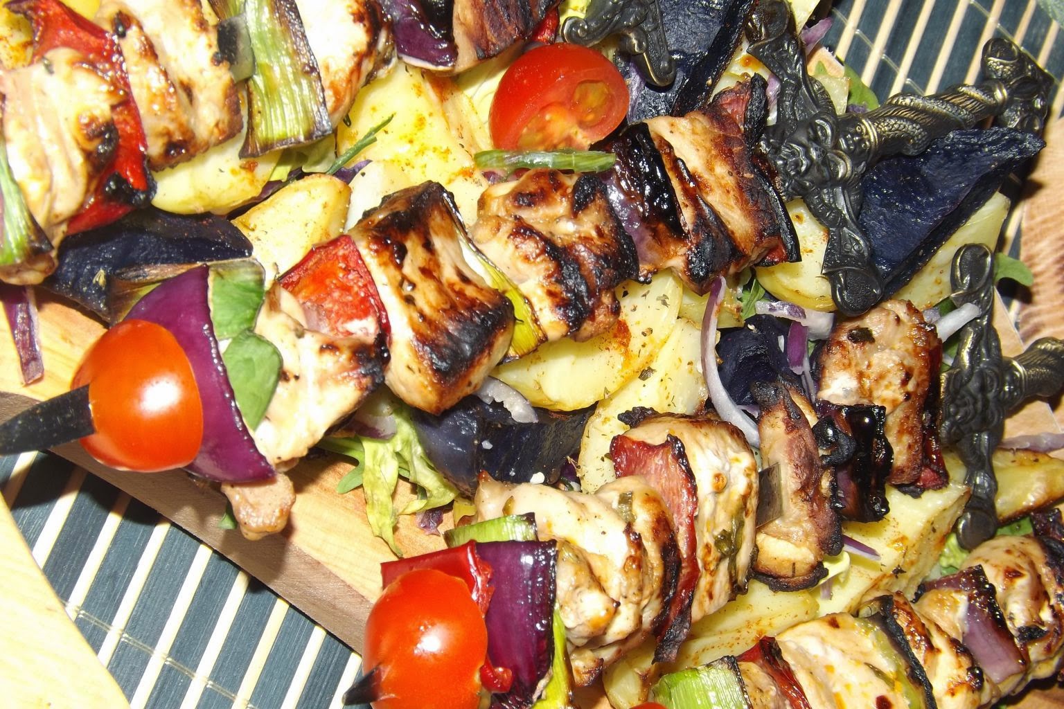 Frigarui de porc, piept de pui si legume