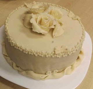 Tort Cora cu mousse de ciocolata si bezea