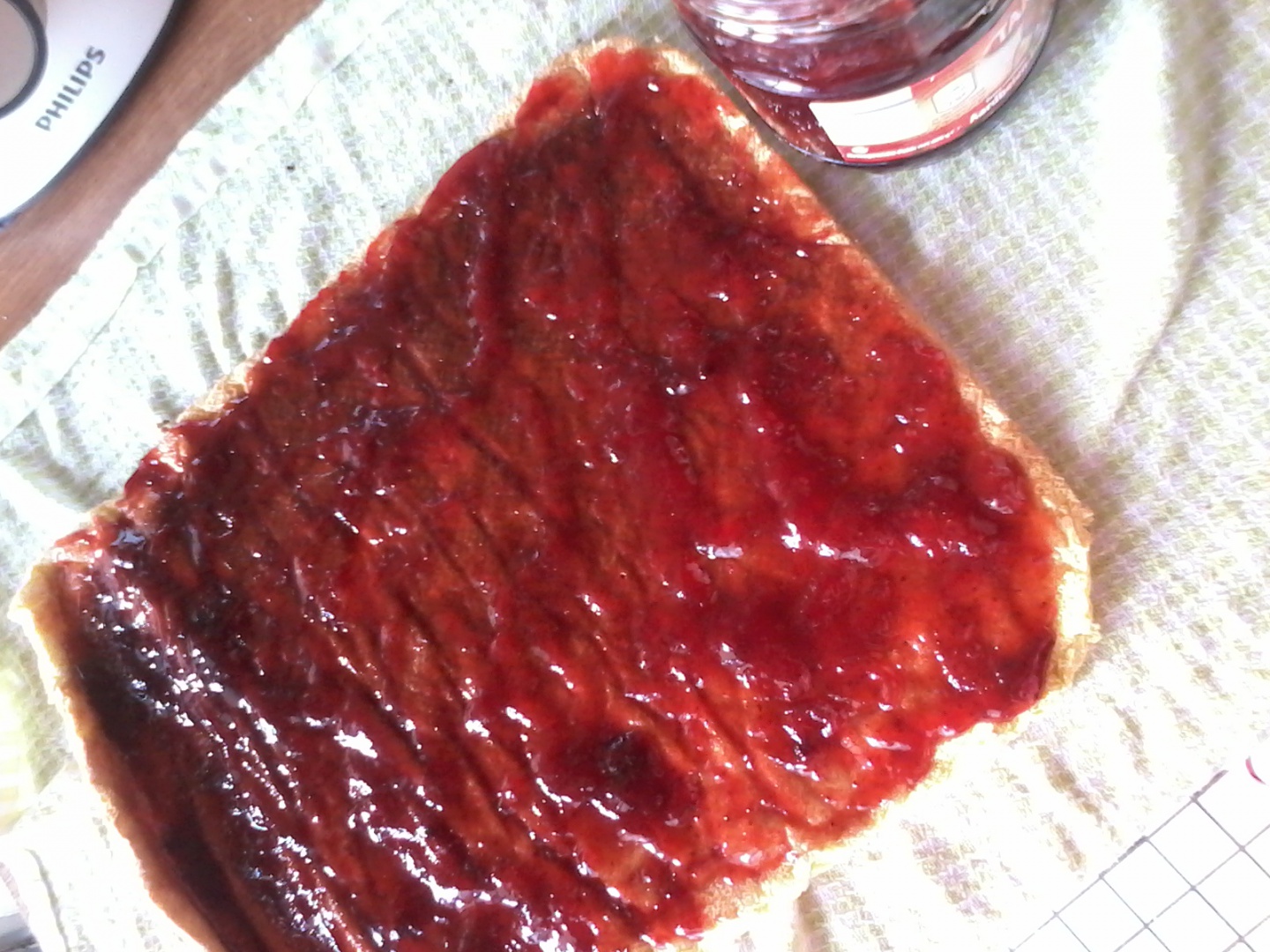 Rulada cu gem de capsuni si glazura de ciocolata