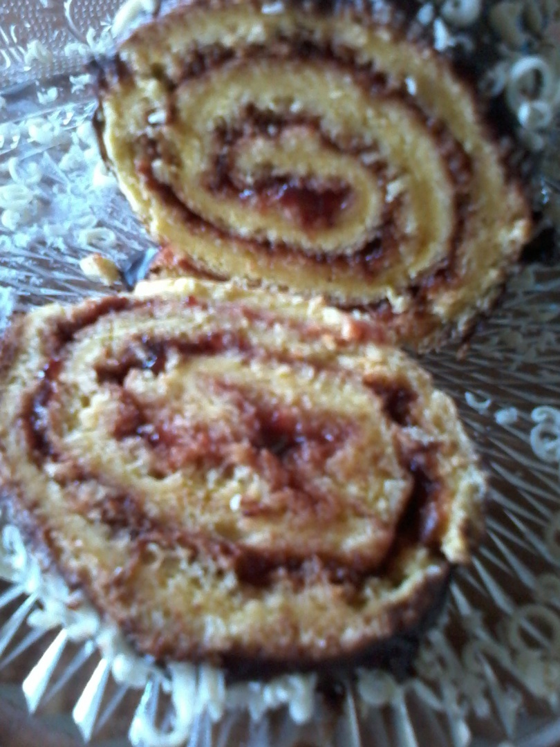 Rulada cu gem de capsuni si glazura de ciocolata