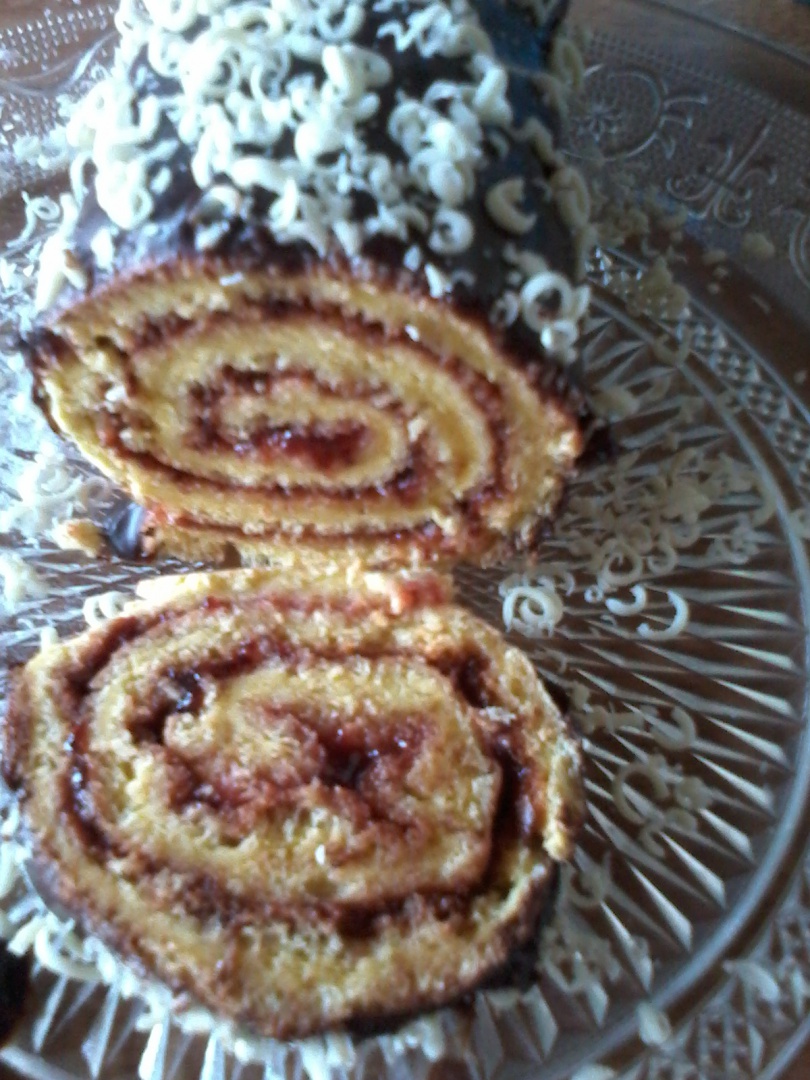 Rulada cu gem de capsuni si glazura de ciocolata