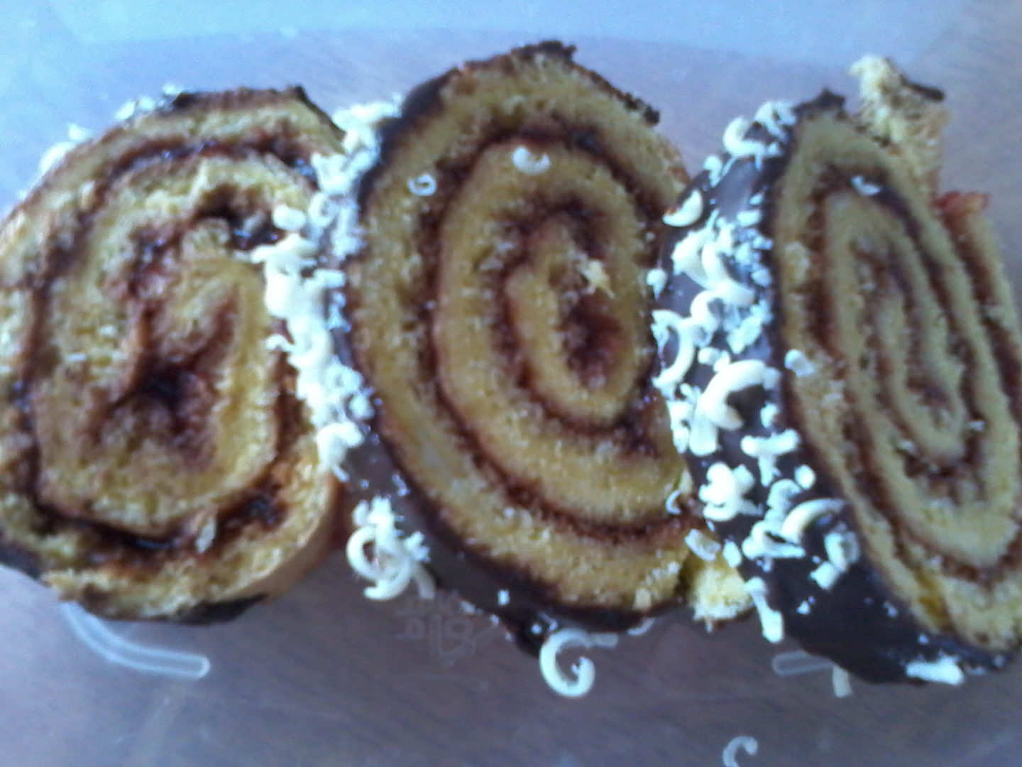 Rulada cu gem de capsuni si glazura de ciocolata