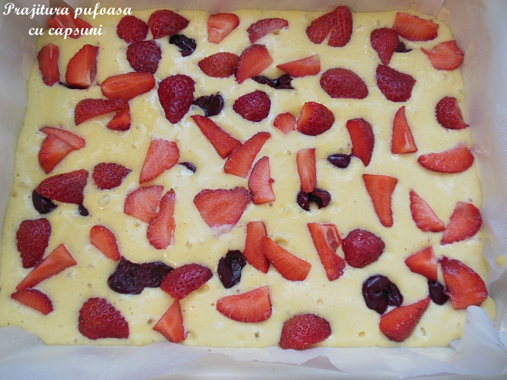 Prajitura pufoasa cu capsuni