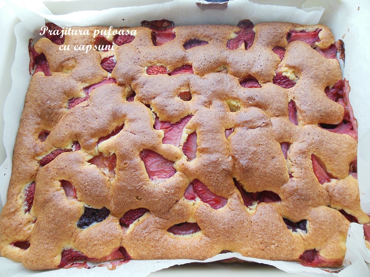 Prajitura pufoasa cu capsuni