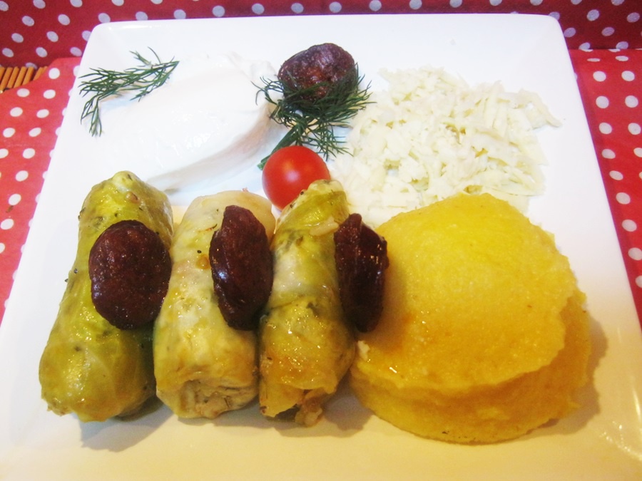 Sarmalute umplute cu urda ,cu mamaliguta si alte bunatati