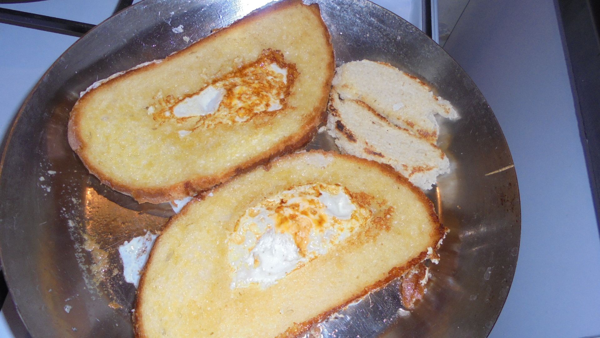 Sandvis cu ochiuri in paine