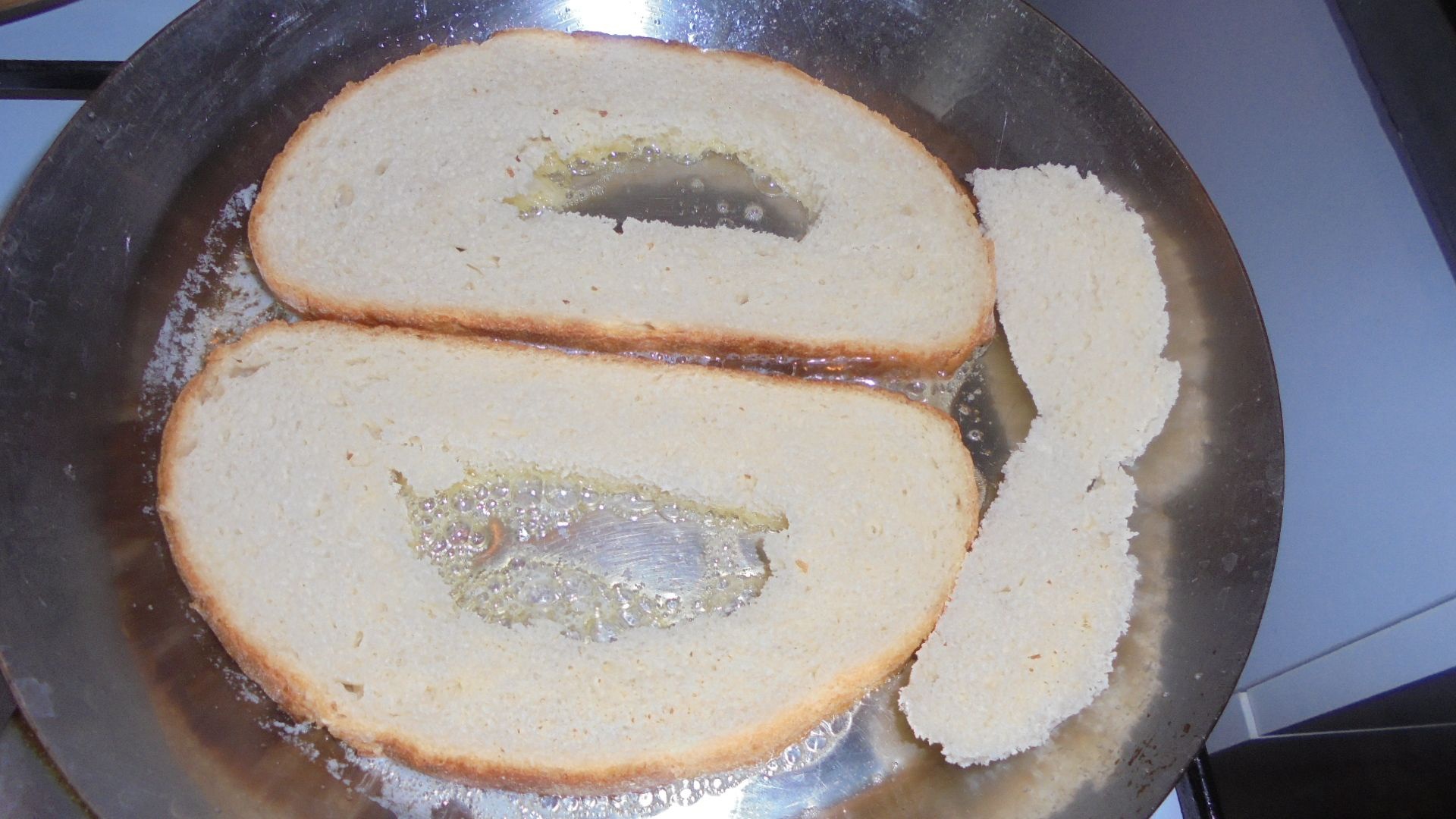 Sandvis cu ochiuri in paine