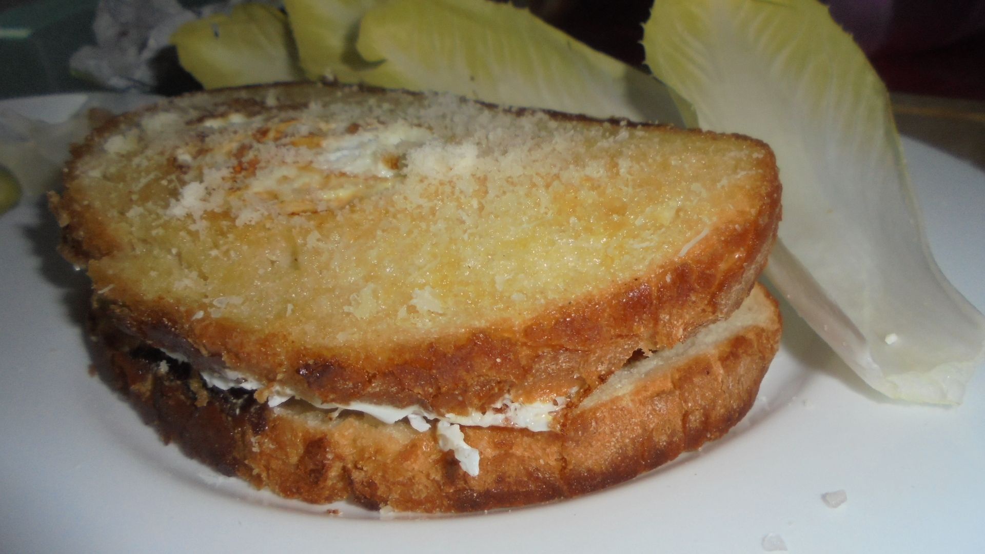 Sandvis cu ochiuri in paine